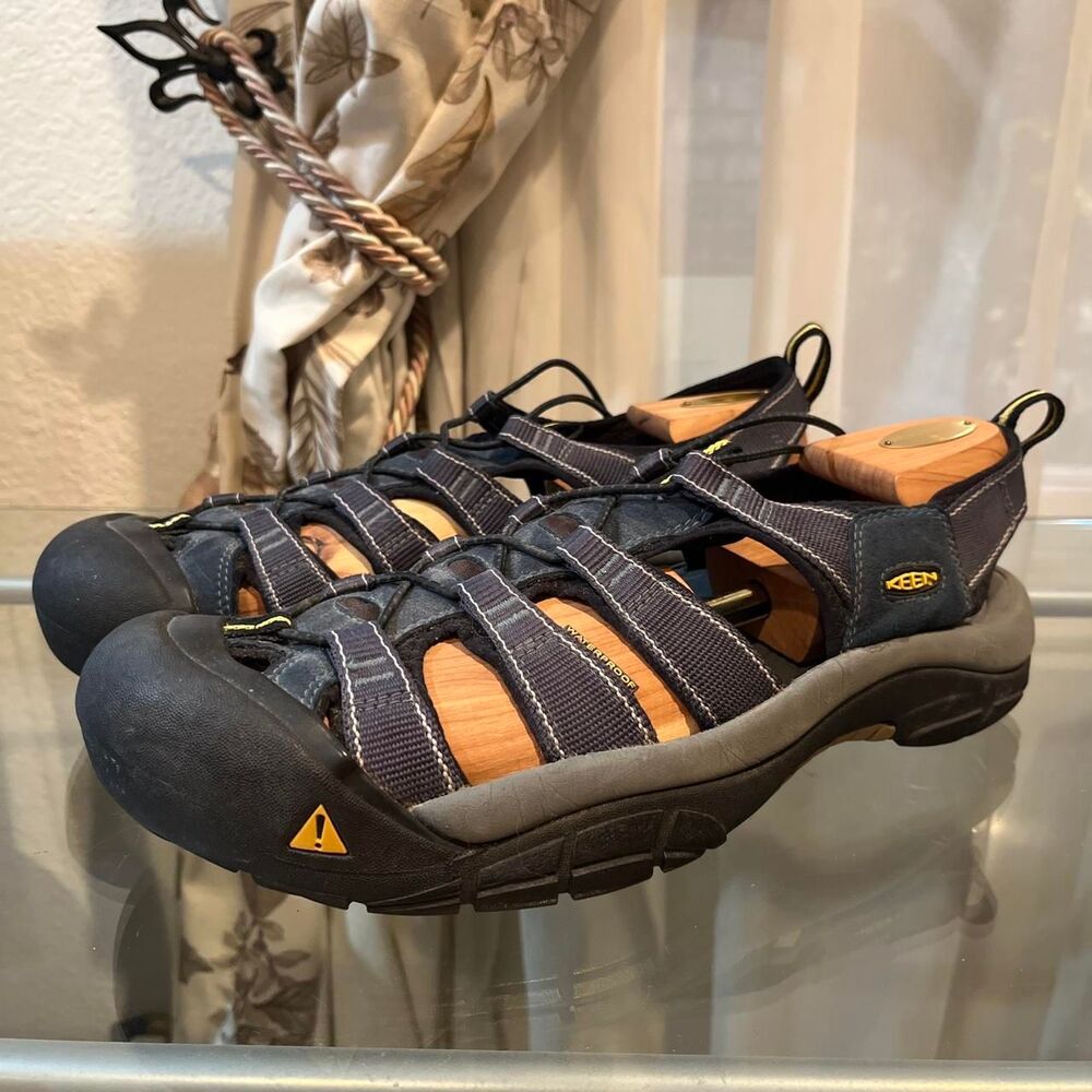 Keen Navy blue and Black Men's Newport H2 Sandal!